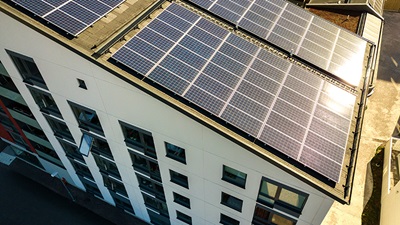 paneles solares en edificio de pisos